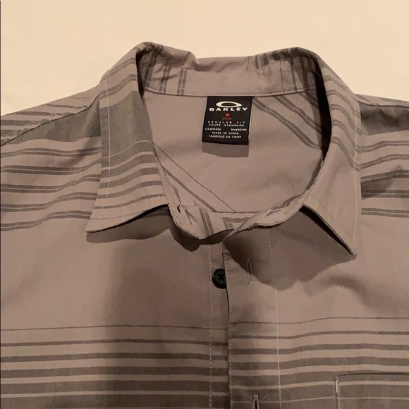 Men’s Oakley Button Down - Picture 2 of 5